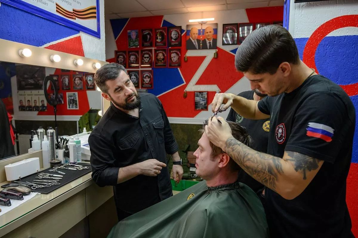 Мастерская Артура Нигманова напоминает музей боевой славы. На стенах – флаги, которые побывали на передовой, фотографии бойцов, шевроны разных подразделений, которые подарили ребята. Мастерская Артура Нигманова напоминает музей боевой славы. На стенах – флаги, которые побывали на передовой, фотографии бойцов, шевроны разных подразделений, которые подарили ребята.