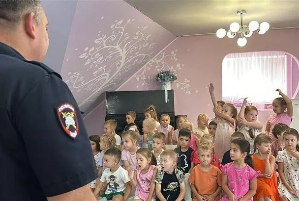 Зебра, светофор и важные правила: в Новороссийске сотрудники Госавтоинспекции научили дошколят дорожной безопасности