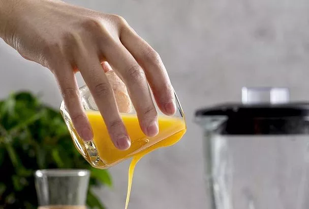 Взять блендер — 5 минут, и «иммунный» хит весны-2025 (облепиховый смузи), зарядит витаминами на весь день