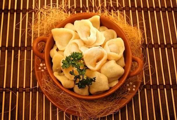 Муж ест пельмени только дома. А все потому, что мои приготовлены из эластичного теста, заваренного на кипятке. Подробный рецепт приготовления