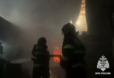 Пожар в складе стройматериалов в Краснодаре потушили