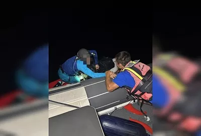 Спасатели помогли туристу, которого унесло в море на сапборде в Анапе