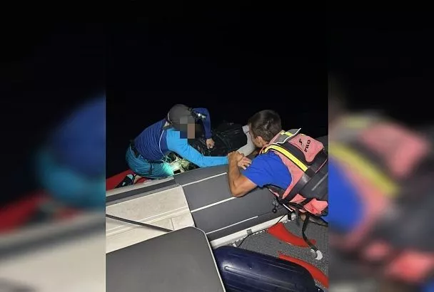 Спасатели помогли туристу, которого унесло в море на сапборде в Анапе