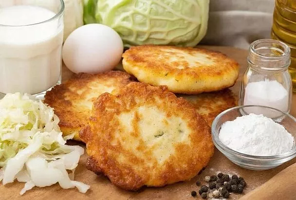 Капустные оладьи на кефире: отжал сок — и оладьи пышные, сочные, с хрустящей корочкой
