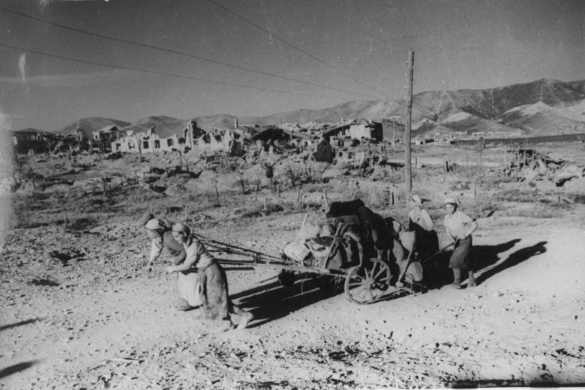 Жители возвращаются в Станичку после разгрома фашистов. Сентябрь 1943 года.