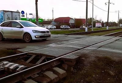 В Краснодаре на ж/д переезде ограничат движение транспорта