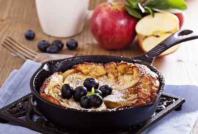 Пышная шарлотка с яблоками: готовим тот самый пирог за 20 минут без духовки