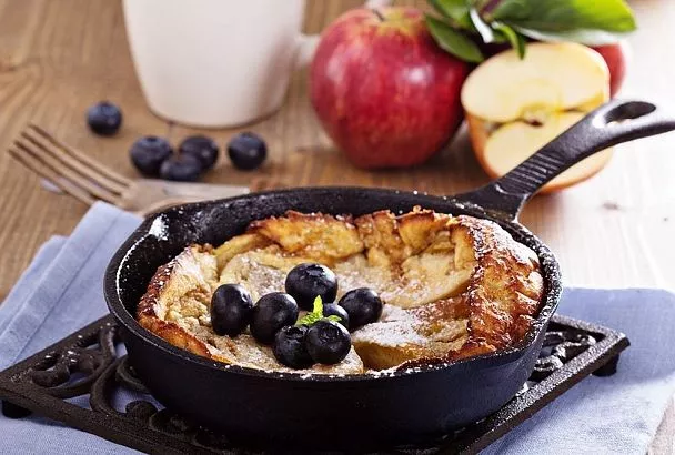 Пышная шарлотка с яблоками: готовим тот самый пирог за 20 минут без духовки