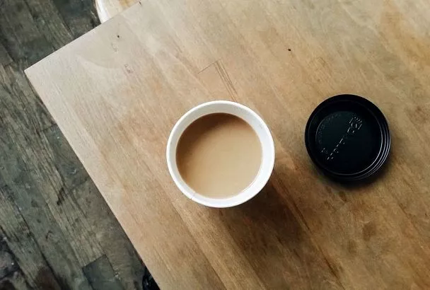 Пять веских причин варить себе кофе на вынос дома, а не покупать в ларьках по дороге на работу или учебу