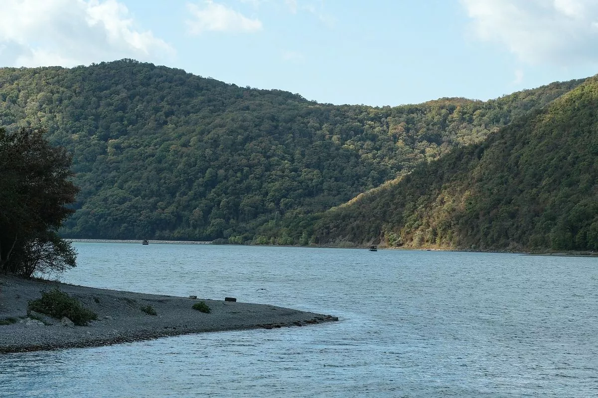 Абрау – самое большое пресноводное озеро Краснодарского края и одно из крупнейших на Кавказе. Его длина – более 3100 метров, а ширина – 630 метров. Из-за растворенного в воде известняка гладь водоема может менять оттенок с бело-голубого на изумрудный.