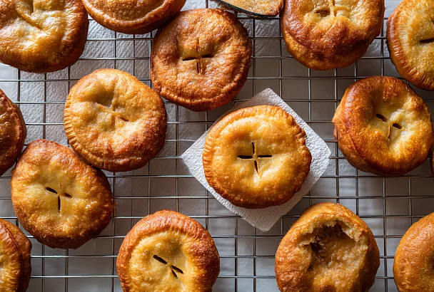 Беляши на сковороде: сочная начинка и хрустящее тесто без лишнего масла