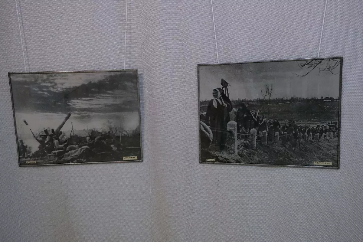 В экспозиции представлено более 50 военных фотографий.