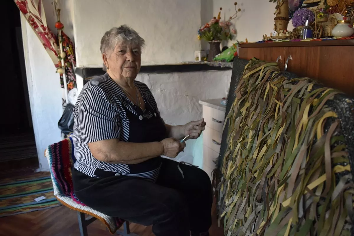 Елена Козюра, создавая из материла накидки «Лешего», думает: «Чтобы ребятам было теплее».