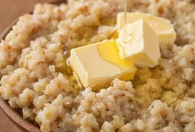 Гречка «Птичье молоко»: воздушная сливочная каша. За пять минут до окончания варки кидаю сливочный сыр