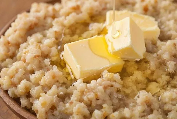 Гречка «Птичье молоко»: воздушная сливочная каша. За пять минут до окончания варки кидаю сливочный сыр