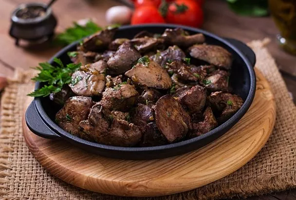 Кладем куриную печень в пакет и добавляем соевый соус с медом. Вкус становится богаче, а сама печень сочнее