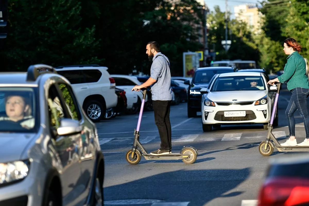 На дорогах водители очень боятся самокатчиков. 