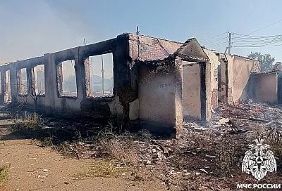 Крупный пожар тушат в здании бывшего инкубатора на Кубани