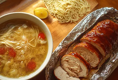 Разбираю одну курицу на два блюда: сочный рулет и суп с лапшой, которая не разваривается