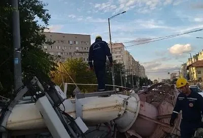 Проезд автомобилей восстановили в Краснодаре после демонтажа рухнувшей трубы котельной