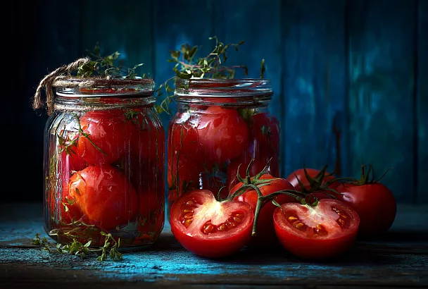 Помидоры в банках: простой маринад на зиму