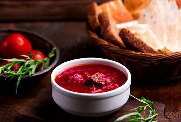 Вкусный обед варится за час: сытный свекольник с мясом и фасолью