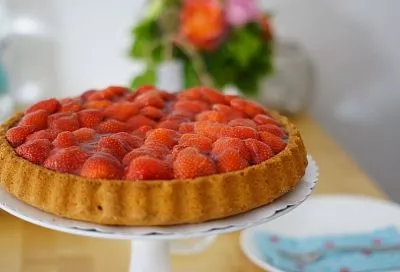 Этот пирог с клубникой и заварным кремом еще никого не оставил равнодушным. Попробуйте сами!