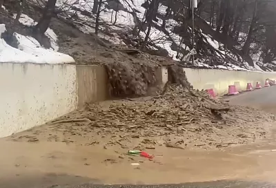 Небольшой сель сошел на дорогу в горном селе под Сочи 