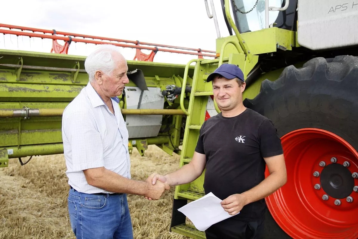 Председатель райкома профсоюза работников АПК Виктор Арсентьев желает комбайнеру хозяйства «Кубаньагро-Фаста» Андрею Тыртышному успешной жатвы. Председатель райкома профсоюза работников АПК Виктор Арсентьев желает комбайнеру хозяйства «Кубаньагро-Фаста» Андрею Тыртышному успешной жатвы.