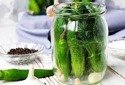 Как сохранить огурцы свежими без консервации: проверенный рецепт с солью и крапивой