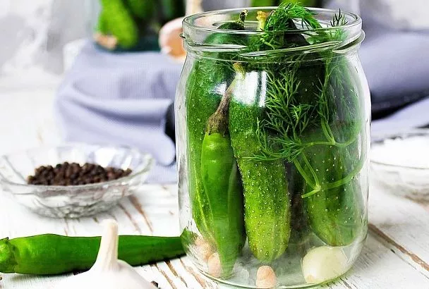 Как сохранить огурцы свежими без консервации: проверенный рецепт с солью и крапивой