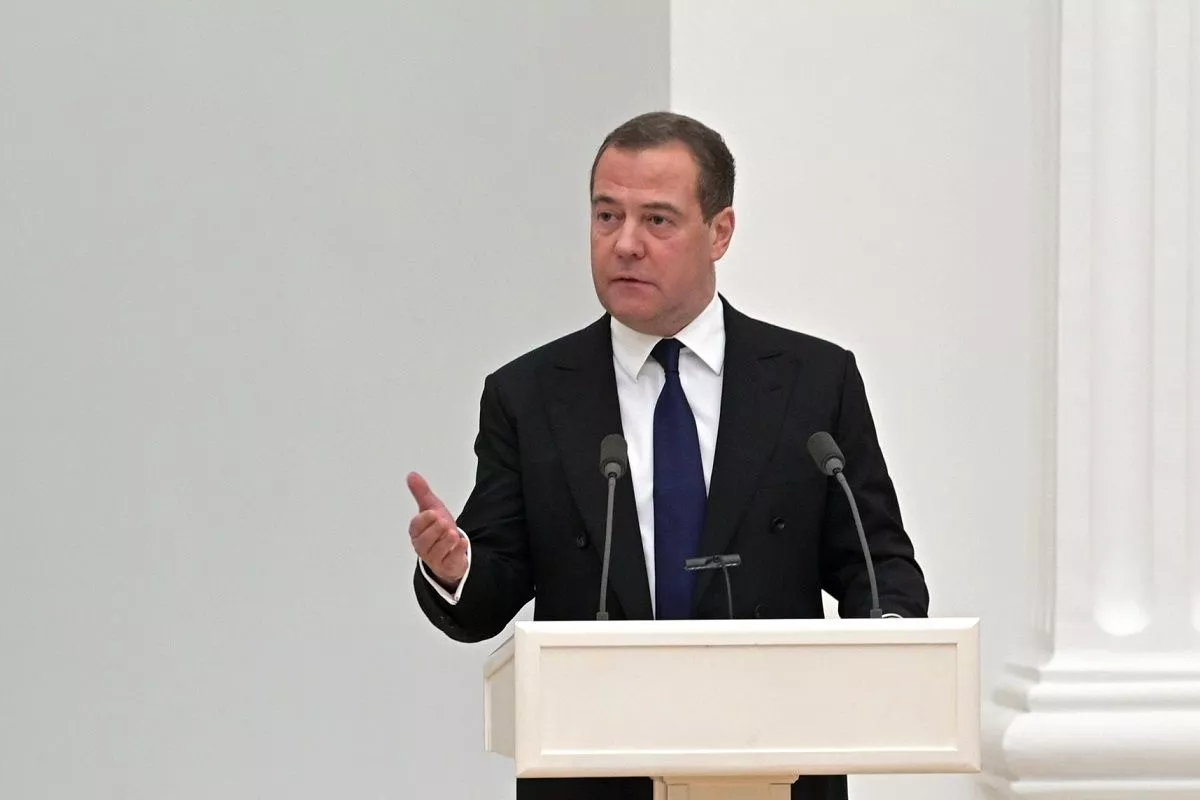 Учебники по обществознанию под редакцией Медведева стали обязательными для школ