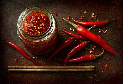 Чили-ойл, который вкусен даже с мороженым: рецепт большой банки по цене маленькой