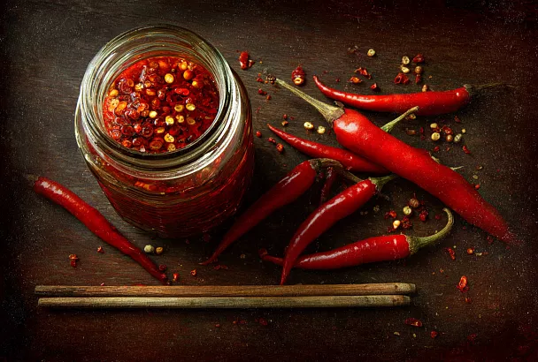 Чили-ойл, который вкусен даже с мороженым: рецепт большой банки по цене маленькой