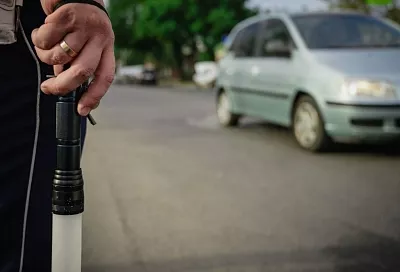 Полиция ищет участников свадебного кортежа, кошмаривших водителей на федеральной трассе в Сочи