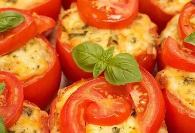 У вас селедка, а я готовлю помидоры «под шубой»: бюджетная и не хлопотная закуска. Не нужно ждать  сутки, чтобы пропитались слои