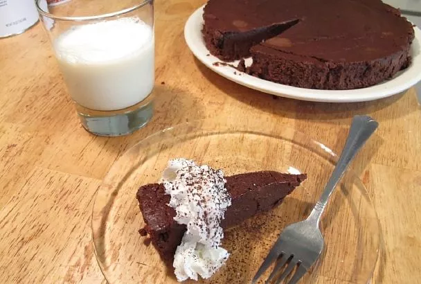 Даже после тяжелого рабочего дня не отказываю детям в просьбе приготовить что-то вкусное. За полчаса готовлю шикарный тающий во рту шоколадный пирог и все счастливы!