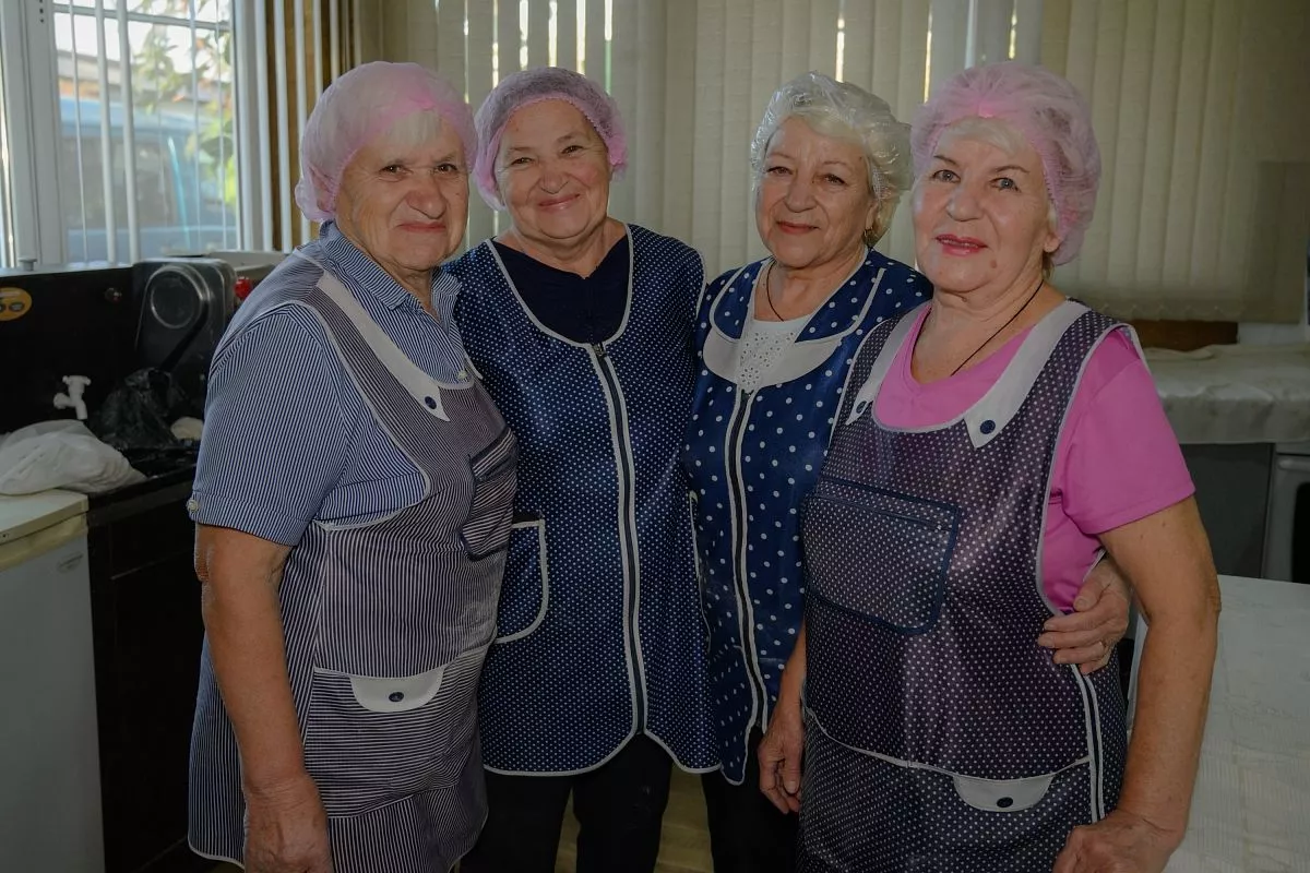 Дружная команда бабушек-лапшичниц. Вметсе они собираются практически ежедневно, чтобы помогать бойцам СВО.