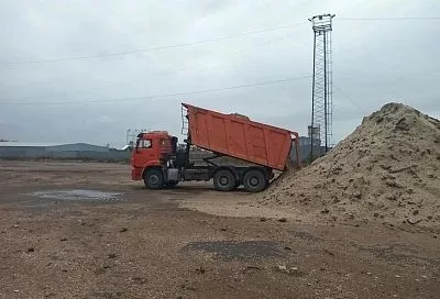 На площадку временного накопления в х. Воскресенском Анапы вывезли 230 тонн замазученного грунта