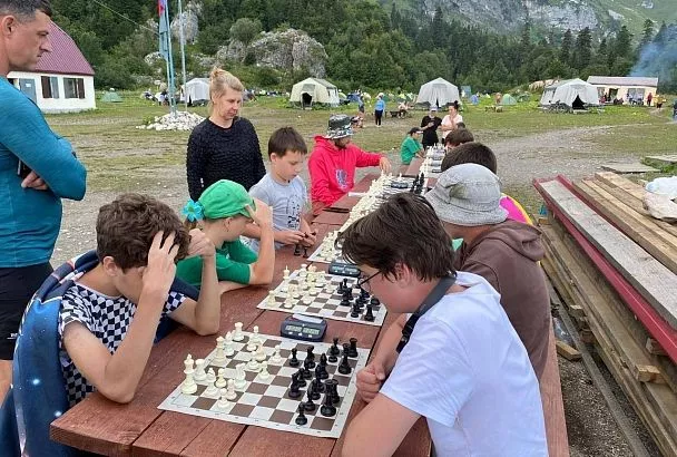 Ближе к звездам: на территории туристического приюта «Фишт» прошел шахматный турнир