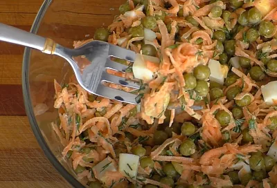Забытый салат из моркови с зеленым горошком: 5 минут — и этот секрет русской кухни украсит вкус привычных продуктов