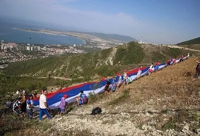 30-метровый флаг России развернут жители Геленджика на вершине Маркотха