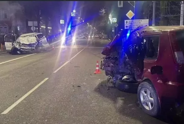 В Адлере мужчина угнал автомобиль и устроил ДТП, в котором погибло два человека