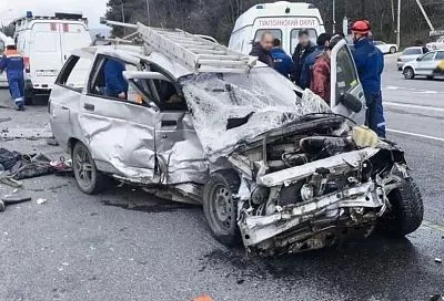 Спасатели вытащили двух водителей из искореженных в массовом ДТП автомобилей на Кубани 