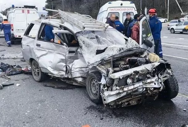 Спасатели вытащили двух водителей из искореженных в массовом ДТП автомобилей на Кубани 