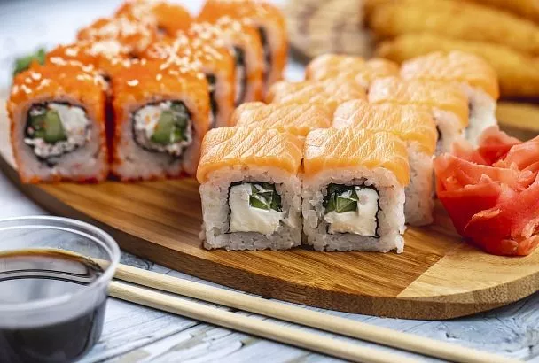 Закажем роллы? Врач рассказала, к каким последствиям может привести эта идея