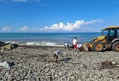 На береговой линии в Сочи завершают уборку после шторма: купание на нескольких пляжах ограничено 