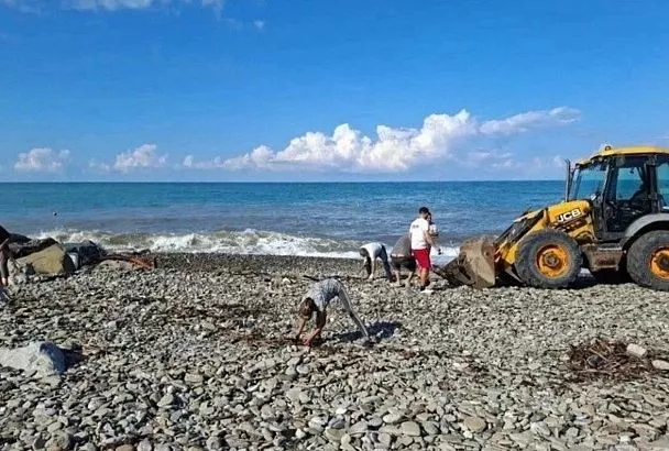 На береговой линии в Сочи завершают уборку после шторма: купание на нескольких пляжах ограничено 