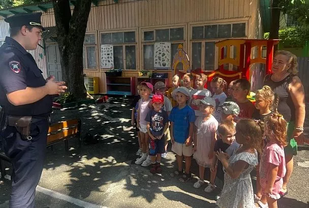 В Сочи автоинспекторы готовят будущих первоклассников к школе 
