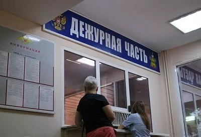 Пьяная приезжая сорвала гирлянду из российских флагов и выбросила ее в мусорку в Краснодаре